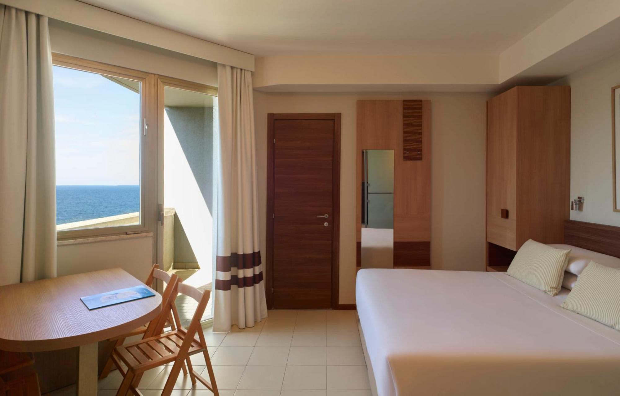 Serena Majestic Residence Montesilvano Marina Rum bild